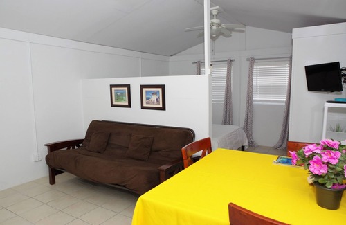 Cockburn Town House | Screaming Reels Guest House Grand TurknAmazing bungalow with AC in Cockburn Town