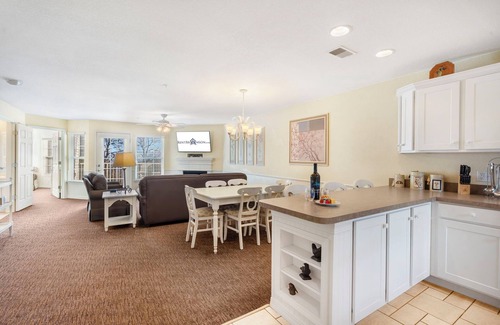 Kimberling City Condo | Screened In Porch-Expansive Condo-Outdoor Pool-Table Rock Lake Access-Free Attraction Tickets