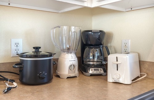 Kimberling City Condo | Screened In Porch-Expansive Condo-Outdoor Pool-Table Rock Lake Access-Free Attraction Tickets