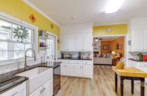 Ashford House | Screened Porch: Peaceful Country Escape in Ashford