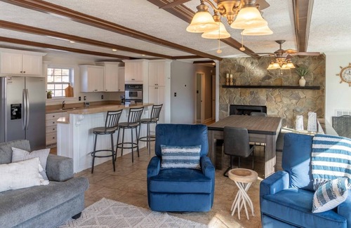 Goodview House | Screne Cabin, Dock, Beach, HotTub, FirePit, Kayak