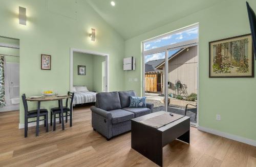 Redmond House | Scrubjay Suite - Meredith Lodging