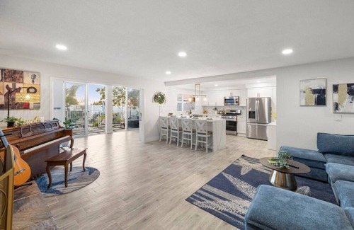 La Playa House | SD2-luxury-saltwater heated pool/walk to beach