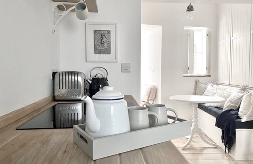 Cromer Cottage | Sea air and starry nights - there's space for two and your four legged friend.