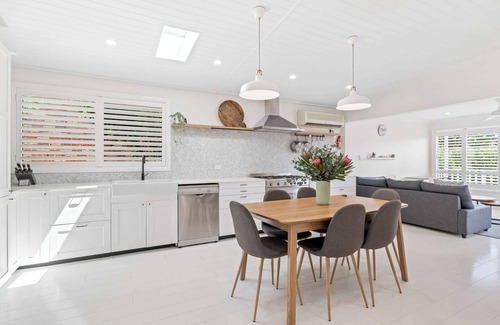 Forresters Beach House | Sea Breeze by Coast Hosting