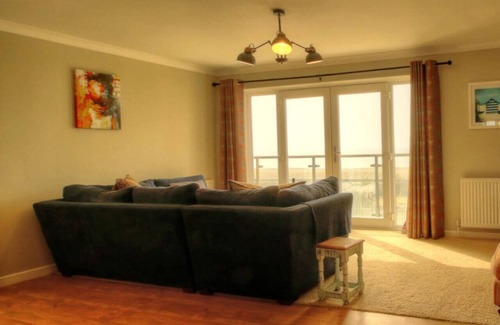 South Hayling Apartment | Sea Breeze Haven | 4 Beds with Stunning Views