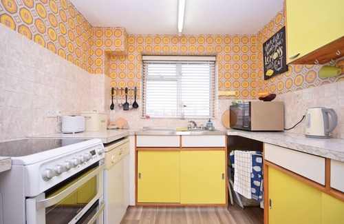 Selsey Cottage | Sea Breeze, Selsey - a town house that sleeps 6 guests in 3 bedrooms