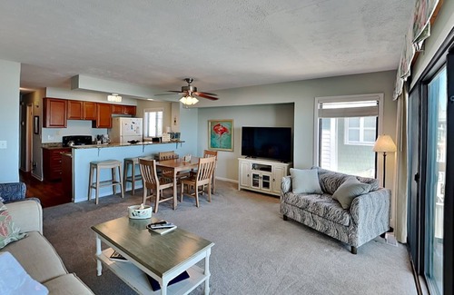 Wilmington Beach Condo | Sea Colony 12A | Oceanfront + Private Beach Walkway