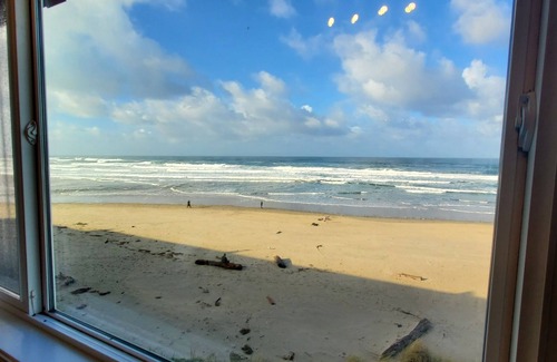 Lincoln City Condo | Sea Gypsy Oceanfront Condo, Sunsets, Bonfires, Your vacation starts here!