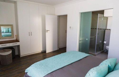 Sea Point Apartment | Sea Point 2-Bed Close to Beach and Cafes