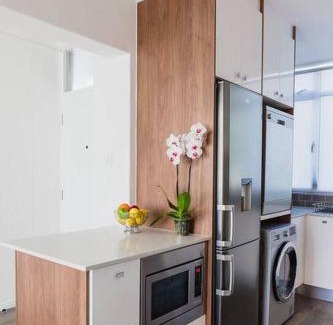 Sea Point Apartment | Sea Point 2-Bed Close to Beach and Cafes