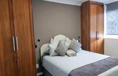 Sea Point Apartment | Sea Point 2-Bed Close to Beach and Cafes