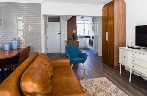 Sea Point Apartment | Sea Point 2-Bed Close to Beach and Cafes