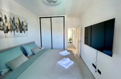 Slatine Apartment | Sea Slatine II - Modern apartment with pool - 30 meters from the beach