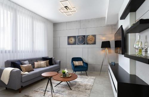 Kerem HaTeimanim Apartment | Sea View 2 BR near Shouk Hacarmel by HolyGuest