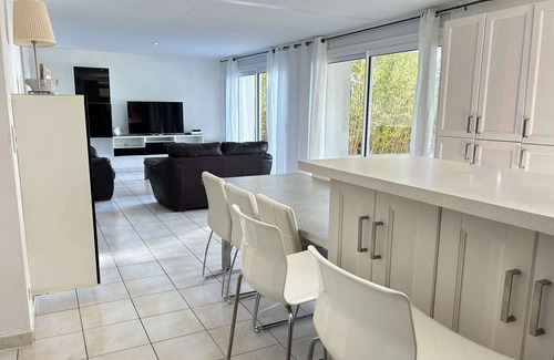 Six-Fours-les-Plages Apartment | Sea view apartment with swimming pool and garden for 6