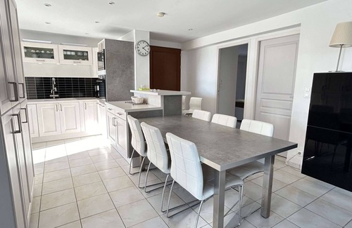 Six-Fours-les-Plages Apartment | Sea view apartment with swimming pool and garden for 6