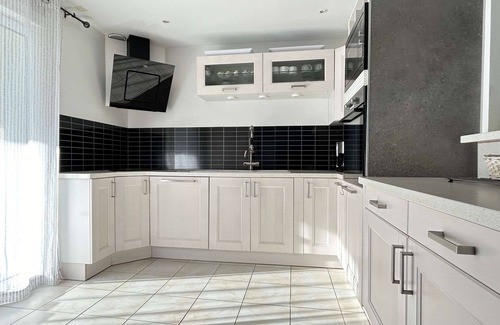 Six-Fours-les-Plages Apartment | Sea view apartment with swimming pool and garden for 6