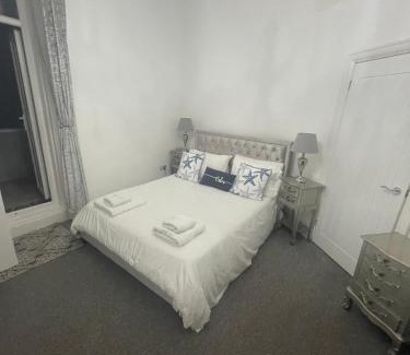 Torquay Apartment | Sea view apartment with large balcony Torquay