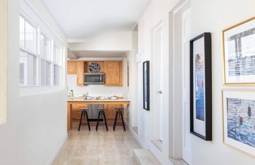 Sandys Apartment | Sea View Contemporary Upper 3Bed - 7A