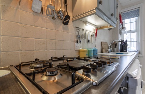 Sandgate House | Sea View Cottage, The Little Yellow Cottage By the Sea