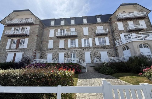 Saint-Cast-le-Guildo Apartment | Sea View et Relaxation Await – 1-Bedroom Apartment for 2–4 Guests