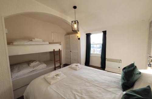 Scarborough Apartment | Sea view Penthouse flat 6 with fast WiFi and Free PARKING