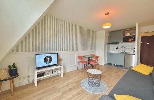 Villers-sur-Mer Apartment | Sea view Studio, fully-equipped, TV & WiFi