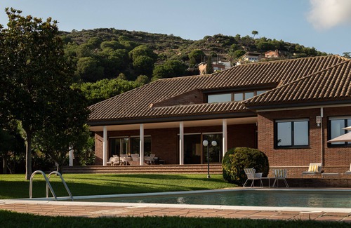 Mas Ram Villa | Sea View Villa with Spa, Cinema , BBQ