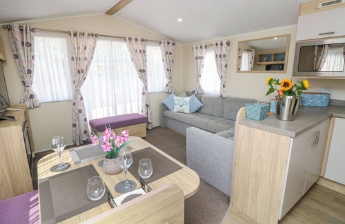Wittering Cottage | SEABREEZE COTTAGE, family friendly, with a garden in East Wittering
