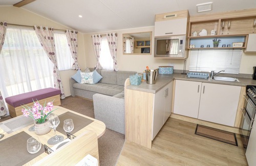 Wittering Cottage | SEABREEZE COTTAGE, family friendly, with a garden in East Wittering