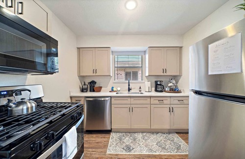 Seabrook House | Seabrook Comfort Home: El Jardin Beach & BBQ