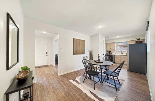 Seabrook House | Seabrook Comfort Home: El Jardin Beach & BBQ