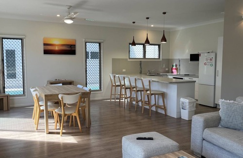 Rainbow Beach Apartment | Seadaze 1 - Rainbow Beach. Gorgeous unit close to the beach. Aircon. Pool. Wifi