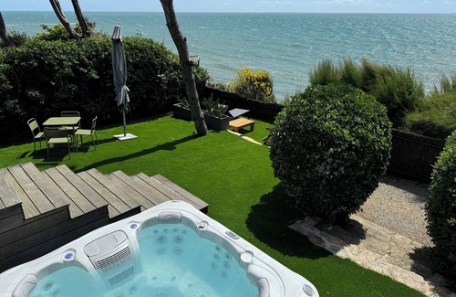 Saint-Gildas-de-Rhuys House | Seafront house, 180° south-facing view. Direct access to beaches, trails, fishing.