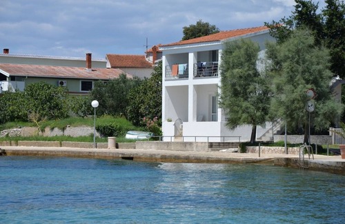 Diklo Apartment | Seafront Penthouse Apartment near Zadar