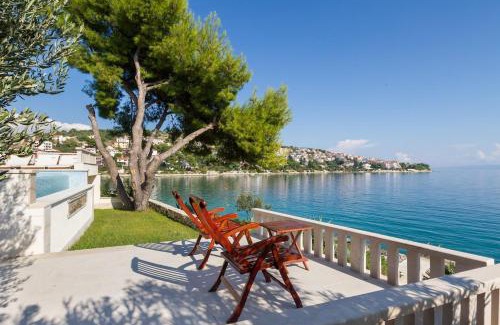 Businci Villa | Seafront Villa - with heated swimming pool