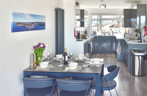 Brixham Cabin | Seagulls view is a modern 3 bedroom house sleeping up to 5 guests.