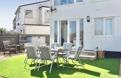 Brixham Cabin | Seagulls view is a modern 3 bedroom house sleeping up to 5 guests.