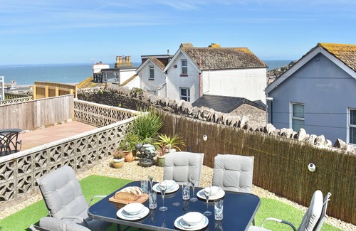 Brixham Cabin | Seagulls view is a modern 3 bedroom house sleeping up to 5 guests.