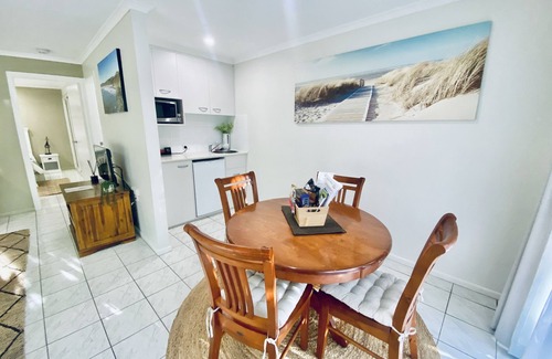 Coffs Harbour Cabin | Seaheaven @ Aanuka Resort Spa Bure with Pool - Tennis - Walk to Beach