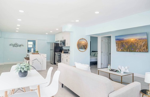 Sanibel Apartment | Seahorse Suites #5. Steps to Beach, Cafés , Shops!