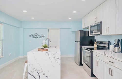 Sanibel Apartment | Seahorse Suites #5. Steps to Beach, Cafés , Shops!