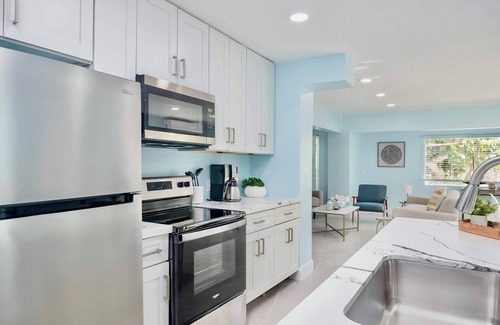 Sanibel Apartment | Seahorse Suites #5. Steps to Beach, Cafés , Shops!