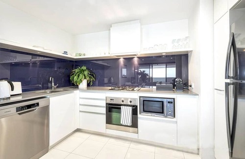 Surfers Paradise Apartment | Sealuxe Seaview Suites - Central Surfers Paradise