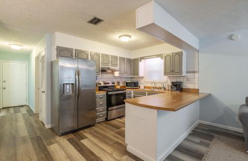 Bahama Beach House | Seas The Day, Pet Friendly Walk to beach!