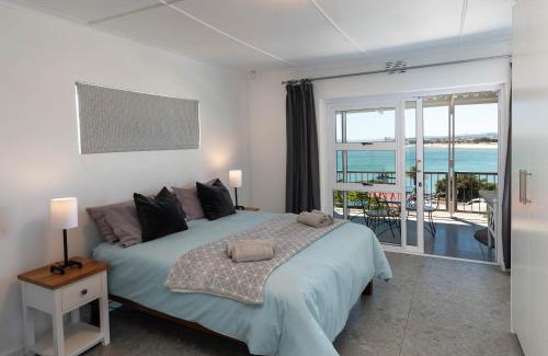 Gordons Bay Central House | 'Seaside Cottage', Sleeps 4 with a 3 minute walk from the beach!