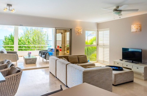 Playa Apartment | Seaside Queen Suite in Kralendijk
