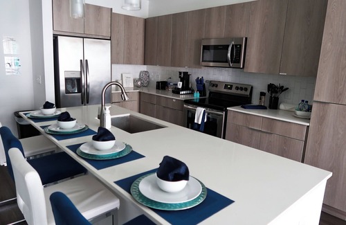 Deerwood Apartment | Seaside Retreat 1BD Lux King in Southeast Jax with Balcony