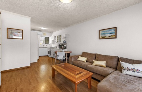Hove Apartment | Seaside Retreat Steps from Hove Beach